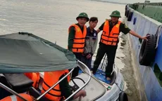 TP Hồ Chí Minh: Va chạm trên sông Soài Rạp, xà lan chở 200 tấn đá bị chìm