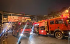Giải cứu nam thanh niên say rượu, nằm trên mái cầu vượt đi bộ ở Hà Nội