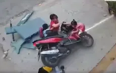Mẹ dừng xe không tắt máy, con vít ga tông thẳng vào nhóm người ngồi trên vỉa hè