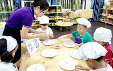 Trẻ mầm non thích thú làm bánh trôi dịp Tết Hàn Thực