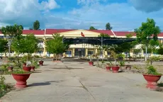 Hít phải khí bóng thối bị khó thở, 6 nữ sinh nhập viện