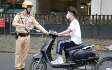 Nhiều học sinh Hà Nội không đội mũ bảo hiểm, đi ngược chiều