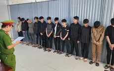 Nhóm thanh thiếu niên lạng lách, đánh võng, xịt hơi cay vào công an