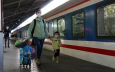 Giá vé máy bay đắt đỏ, nhiều người chọn đi ô tô, tàu hỏa