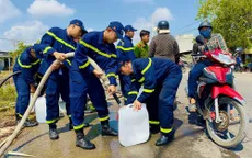 Cấp phát miễn phí nước ngọt cho người dân vùng hạn mặn Bến Tre