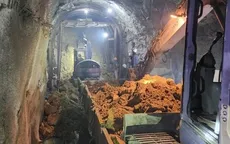 Sạt lở đất đá bịt kín cửa hầm Đèo Cả, đường sắt Bắc Nam tê liệt
