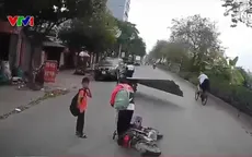 Cảnh báo va quệt vào lưới tôn sắc do xe máy chở cồng kềnh