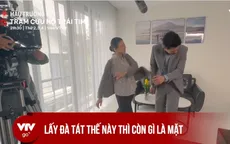 NSND Mỹ Uyên lấy đà tát Quang Sự "nổ đom đóm" mắt