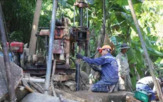 Bơm bê tông vào điểm sạt lở hầm đường sắt qua đèo Cả