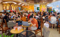 Người dân TP Hồ Chí Minh tìm mọi cách tránh nắng nóng