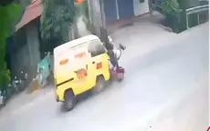 Qua đường không quan sát, hai học sinh đi xe đạp điện bị ô tô hất văng