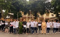 Nhóm học sinh đua xe máy, cầm dao phóng lợn gây náo loạn