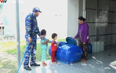 Hải quân điều tàu cấp nước ngọt miễn phí cho người dân tỉnh Cà Mau