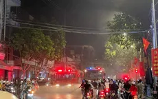 Giải cứu 2 vợ chồng trong căn nhà cao tầng bị cháy
