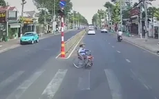 Tài xế ô tô dừng xe nhường đường cho người khuyết tật