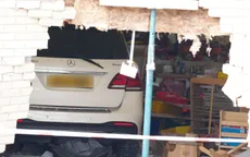 Anh: Ô tô đâm xuyên tường trường tiểu học trước khi dừng lại trong lớp học