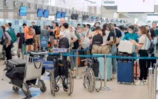 Nhiều chặng bay kín chỗ, du khách đổi hành trình