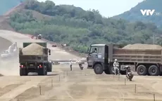 Công nhân thi công cao tốc Bắc - Nam không ngừng nghỉ