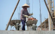 Người lao động chật vật chống chọi nắng nóng gay gắt