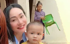 Quách Thu Phương rời phim trường đi làm từ thiện cùng Cặp lá yêu thương