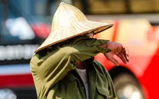 Người lao động vất vả mưu sinh dưới nắng nóng gần 40 độ C