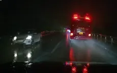 Ô tô đi ngược chiều trên cao tốc Hà Nội - Lào Cai trong đêm tối