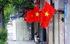 Kỷ niệm 70 năm Ngày Giải phóng Thủ đô, Hà Nội tặng mỗi gia đình 1 lá cờ Tổ quốc