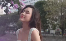 H' Hen Niê khoe quà sinh nhật đặc biệt, Đỗ Thị Hà thả dáng bên hoa bằng lăng