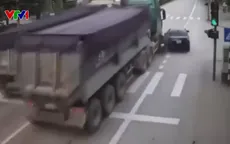 Vượt làn trong với tốc độ cao, ô tô con đâm xe máy rồi bỏ chạy