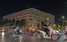 Biển quảng cáo ở TP Hồ Chí Minh... ''đi ngủ sớm''