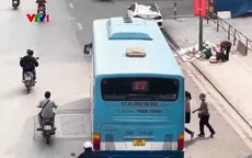 Nguy hiểm tình trạng xe bus vi phạm giao thông