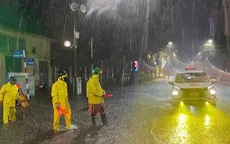 Mưa lớn xối xả, nhiều tuyến đường Hà Nội thành sông