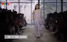 Mặc màu rực rỡ lan tỏa năng lượng