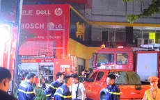 Cháy tòa nhà 4 tầng ở đường Láng, nhiều người trèo lên mái nhà chờ giải cứu