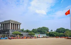Đông đảo người dân xếp hàng vào Lăng viếng Chủ tịch Hồ Chí Minh