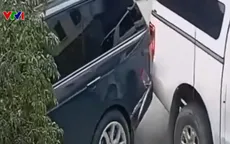 2 ô tô va chạm vì cùng lùi xe mà không quan sát
