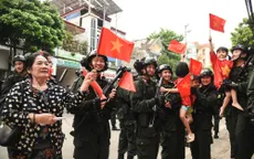 Người dân Điện Biên tiếp đồ ăn, nước uống, hát cùng chiến sĩ luyện tập diễu binh, diễu hành