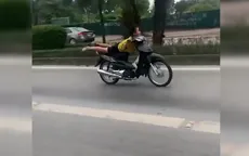 Nam thanh niên nằm trên yên xe, lao vun vút trong làn BRT ở Hà Nội