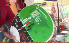 Cán bộ chiến sĩ tuyên truyền pháp luật cho bà con tại quần đảo Nam Du