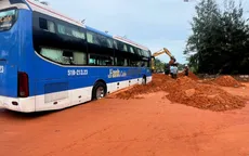 Bình Thuận: Cát vùi lấp đường xá, xe cộ sau mưa lớn