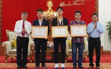 Tặng Bằng khen 2 học sinh đoạt giải Nhì Hội thi Khoa học kỹ thuật quốc tế