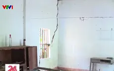 Nhiều nhà dân ven sông Hồng bị lún nứt