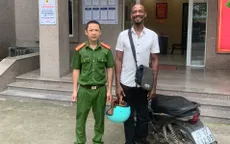 Bàn giao xe máy cho du khách người nước ngoài bỏ quên