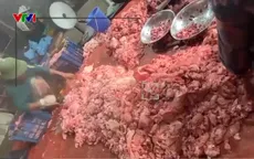Nhiều tấn mỡ bẩn, bốc mùi ngang nhiên được đem đi tiêu thụ mỗi ngày