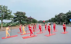 Tập yoga, chụp ảnh giữa đường - Hành vi thiếu ý thức nơi công cộng
