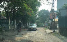 Đường Hà Nội xuống cấp, phụ huynh thấp thỏm lo rớt con xuống đường