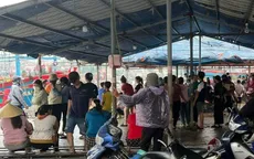 Nỗ lực tìm kiếm 2 ngư dân mất tích sau sự cố lật thuyền do sóng đánh chìm