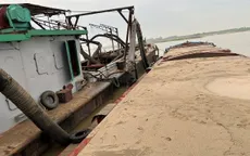 Phát hiện tàu khai thác cát trái phép trên sông Hồng