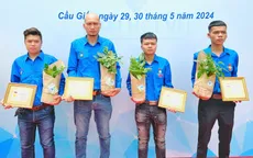 Trao Huy hiệu Tuổi trẻ dũng cảm tặng 4 thanh niên cứu người trong vụ cháy ở Trung Kính