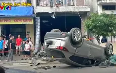 Lao vào xe đỗ ven đường, ô tô con lật ngửa